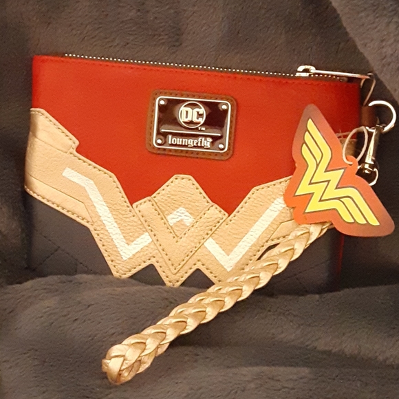 NWT DC Comics Wonder Woman Wristlet - Picture 2 of 4